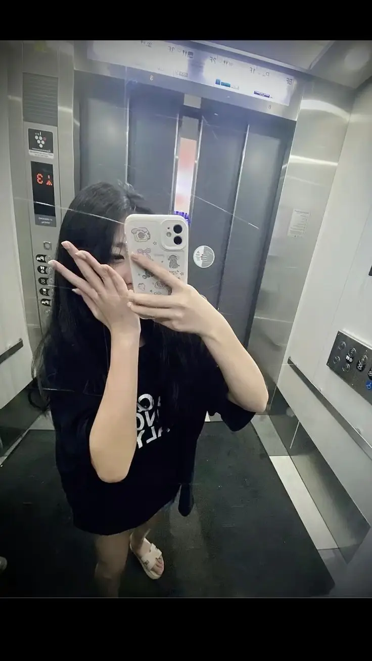 Trước Gương Ảnh Gái K10 Che Mặt - Sự Huyền Bí Trong Hình Ảnh 13