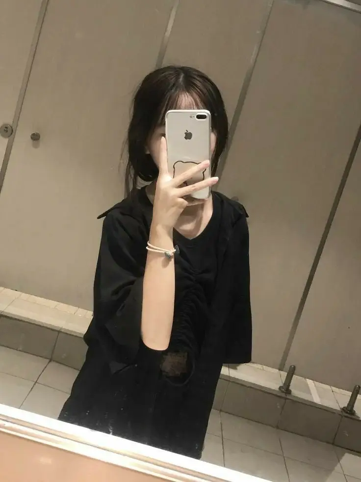 Trước Gương Ảnh Gái K10 Che Mặt - Sự Huyền Bí Trong Hình Ảnh 15